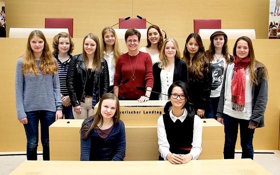 Wie der Bayerische Landtag funktioniert, darüber informierten sich Schülerinnen der MOS Freimann. Ihnen zur Seite stand Isabell Zacharias, MdL.	Foto: Zacharias