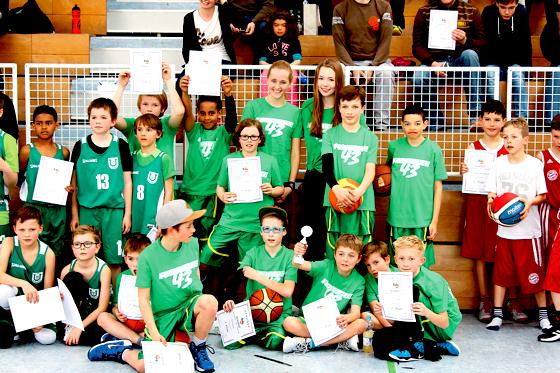 Die Basketball-Minis des TSV Haar freuen sich über die gewonnene U10-Kreismeisterschaft.	F.: TSV Haar