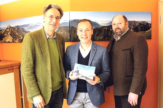 Herbert Reiter (Mitte) freute sich, an die beiden Bürgermeister Peter Solnar (links) und Josef Loferer (rechts) das erste Exemplar zu überreichen.	Foto: re