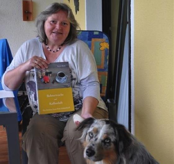Karin Biela, Autorin von »Bohnerwachs und Kaffeeduft« signiert ihre Bücher auch auf Wunsch. 	F: VA
