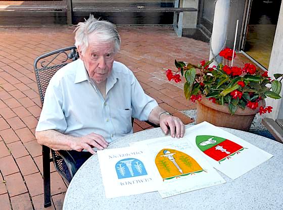 Ernst-Ludwig Ibler vor drei seiner Wappenentwürfe. Das Foto entstand im Jahr 2012. Jetzt ist der verdiente Ottobrunner im Alter von 88 Jahren gestorben.	Foto: Jan Murken