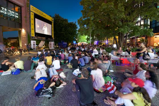 Der Open-Air-Bereich macht sommerliche Feierlaune und ist ein beliebter Treffpunkt für Cineasten.	Foto: Christian Rudnik / Filmfest München