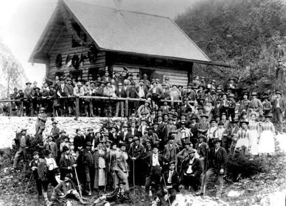 Seit 1894 prägt die Höllentalangerhütte das Bild im oberen Höllental und ist bei Bergsteigern beliebter Anziehungspunkt.	Foto: DAV Archiv Haus des Alpinismus