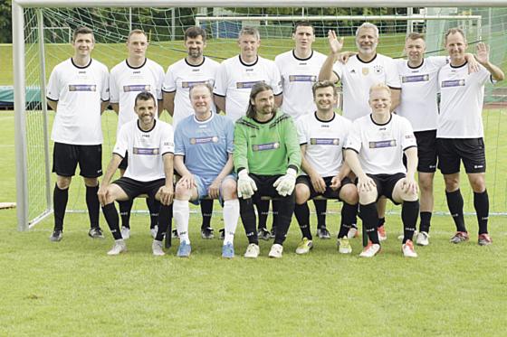 Das Profi-Team der ehemigen Nationalspieler mit dem Präsidenten des Rotary-Clubs München-Harlaching, Dr. Frank Meik (2.v.l. unten).	Foto: VA