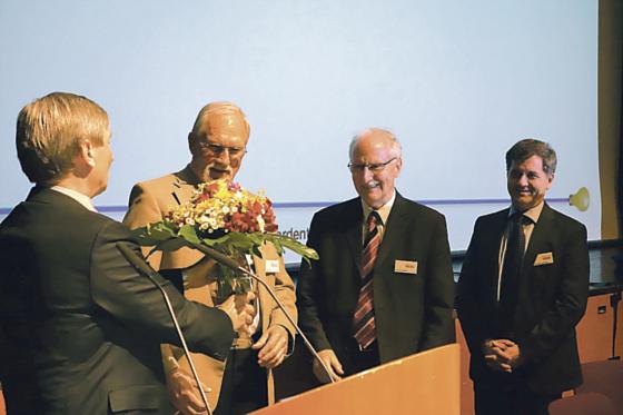 Klaus Schulze-Neuhoff bedankt sich bei Erich Brand mit einem Blumenstrauß für sein großes Engagement. Neben Erich Brand (v.l.) Hermann Mader und Wolfgang Geisinger. 	Foto: Gerald Bartelt