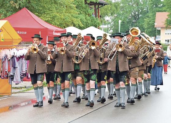 Zünftige Blasmusik durfte beim 20. Straßenfest in Siegertsbrunn natürlich nicht fehlen. 	Foto: VA