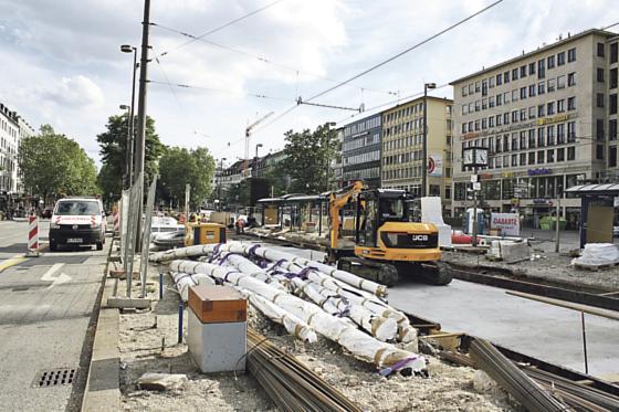 Noch ist die Sonnenstraße trotz Arbeiten an den Tramschienen befahrbar. In den Ferien wird die Strecke zwischen der Prielmayer- und der Schwanthalerstraße gesperrt. 	Foto: js