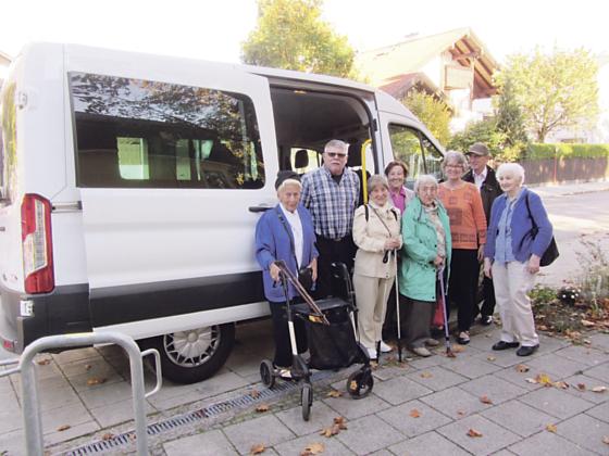 Der Seniorenbusfahrer Heinz Ullrich (2. von links) mit einigen seiner Fahrgä&#776;sten.	Foto: VA