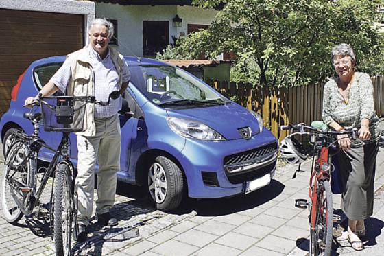 Die Stadtradler-Stars aus Hohenbrunn verzichten drei Wochen komplett auf ein Auto: Wolfgang Schmidhuber und Dr. Martina Kreder-Strugalla.	Foto: Tellmann