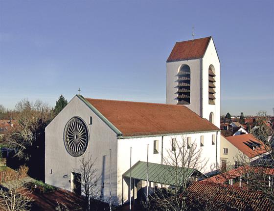 Mittelpunkt des Gemeindelebens war und ist die Kirche mit dem Satteldach und der Rosette überm Eingangsportal.	Foto: VA