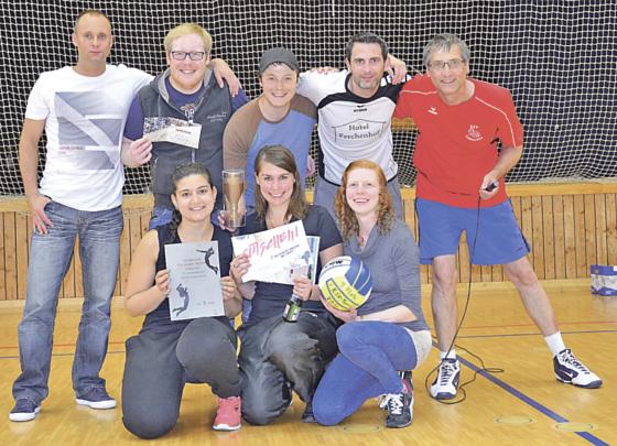 In Jubellaune: die Siegermannschaft des ESV-Volleyball-Turniers, »Die jungen Wilden«, sowie ESV-Vorstand Reinhard Jakob (rechts).	Foto: Verein