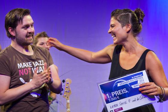 Die Gewinner des Giesinger Kulturpreises 2014: Katrin Sofie F. und der Däne freuen sich über den ersten Platz.	Foto: Stefan Pörtner / Peter Tröger