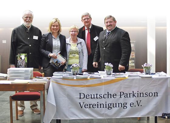 Klaus-Dieter Encz, Doris Rauscher MdL, Harald und Gertrud Brunner und Bürgermeister Georg Reitsberger (v. li.) beim Welt-Parkinson-Tag 2015.	Foto: Parkinsongruppe EBE
