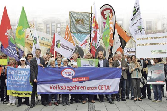 Im Herzen Münchens, auf dem Marienplatz startete am Mittwoch das Volksbegehren gegen CETA, dem sich auch die Michael Piazolo (Freie Wähler) und Anton Hofreiter (Grüne) angeschlossen haben.	Foto: cr