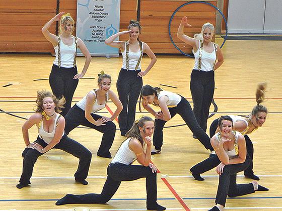 In Action: Die Erwachsenengruppe der Tänzerinnen des FC Fasanerie.	Foto: VA