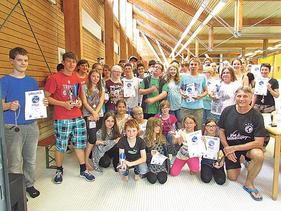 Die Lehrkräfte des SBZ freuten sich über die erfolgreichen Teilnehmer des »Spukschwimmens«. 	Foto: VA