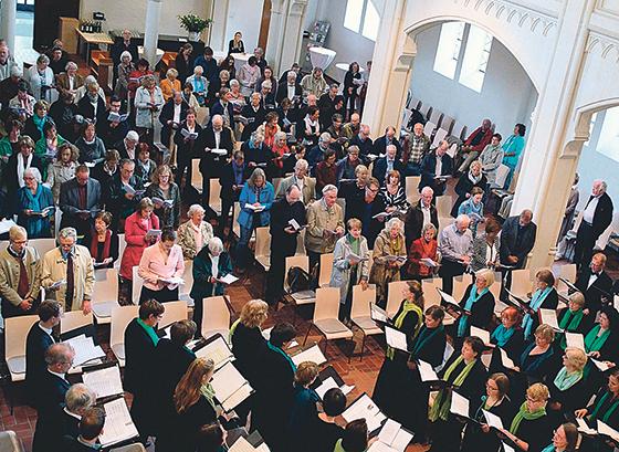 Englische Tradition: Die Gemeinde singt im Wechsel mit der Pfarrerin. 	Foto: Peschel- Findeisen
