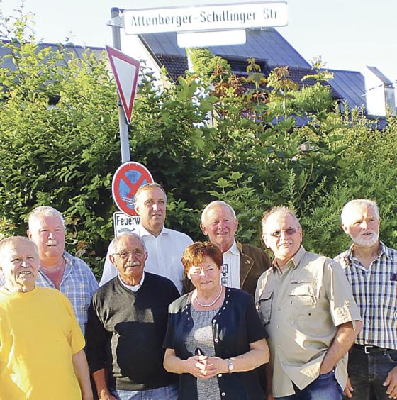 Der »Attenberger-Schillinger-Freundeskreis« gedenkt den verstorbenen Rennfahrer.  	Foto: Otto Hartl