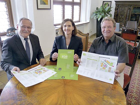 Der 3. Bürgermeister Sepp Riedl, Projektleiterin Berit Rapp und Herbert Rebhan (v l.).	Foto: Rathaus