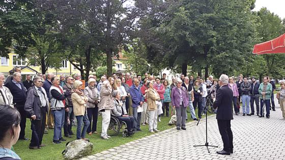 Bürgermeister Günter Heyland stand den Bürgern Rede und Antwort bei der Ortsbegehung.	Foto: VA