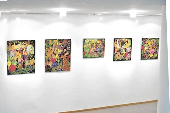 Zahlreiche farbenfrohe Gemälde und Kunsthandwerksarbeiten der Bewohner von St. Benno zieren die verschiedenen Stockwerke im Gebäudeteil A des Landratsamtes am Mariahilfplatz.	Foto: LRA