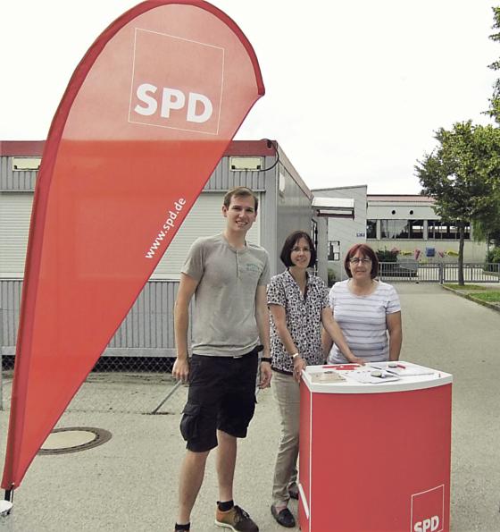 Lukas Schablitzki, Beate Frommhold-Buhl und Manuela Auinger am Jahnweg.	Foto: VA