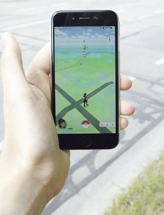 Pokémon Go zieht die Aufmerksamkeit des Nutzers ganz auf sich. Mobil in Deutschland fürchtet daher um eine erhöhte Unfallgefahr.	Foto: MiD