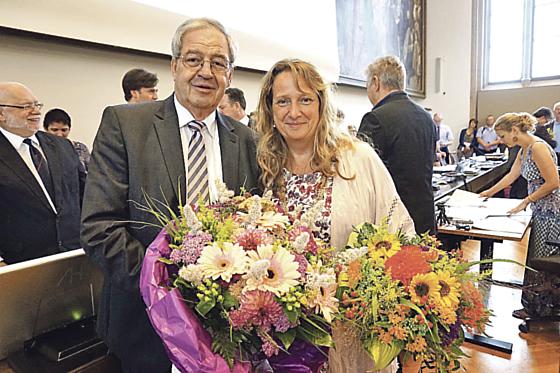 Hans Podiuk begrüßt die nachgerückte Stadträtin Alexandra Gaßmann in der CSU-Fraktion.	Foto: CSU
