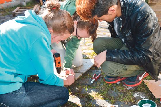 Junge Menschen aus verschiedenen Kulturen finden über ein Umweltprojekt zusammen	 Foto: MobilSpiel