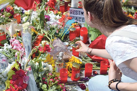 Unzählige Blumen, Kerzen und Stofftiere wurden zum Gedenken an die Opfer des Amoklaufs vor dem OEZ niedergelegt.	Foto: Rager