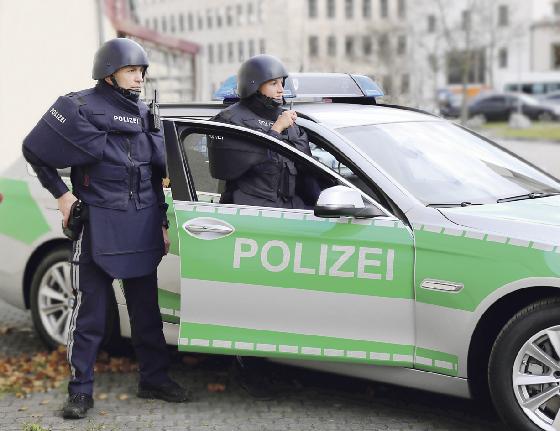 Auf Nummer sicher: Für Bayerns Polizei gibts 2016 zusätzlich 30 Millionen Euro.           Foto: Polizei Bayern
