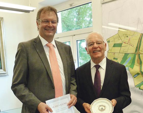 Bürgermeister Christian Kuchlbauer (l.) und Helmut Schreiner freuten sich über den Teller.	Foto: VA