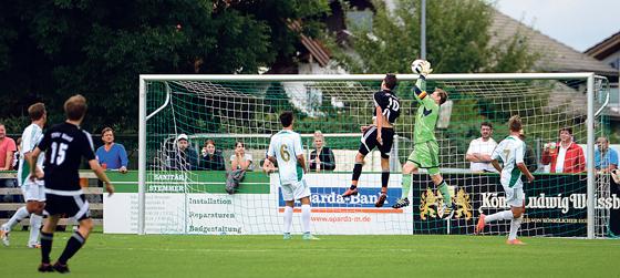 Der TSV Kastl erzielte ein 3:0 gegen Holzkirchen, dieses Tor wurde aber verhindert. 	Foto: Kopp