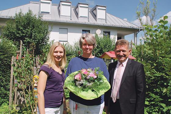 Konrektorin Angelika Lange, Rektorin Christine Neumann und  Bürgermeister Klaus Korneder.     Foto: VA