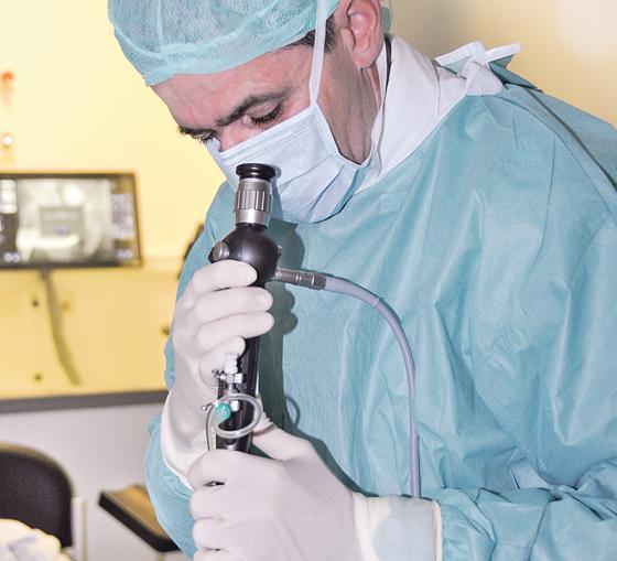 Prof. Dr. Martin Kriegmair bei einer endoskopischen Untersuchung.	Foto: kk