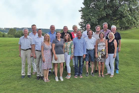 Viel Spaß hatten die Teilnehmerinnen und Teilnehmer der Schleißheimer Golfmeisterschaften sowie Bürgermeister Böck (3.v.l) und Ehefrau.	Foto:VA