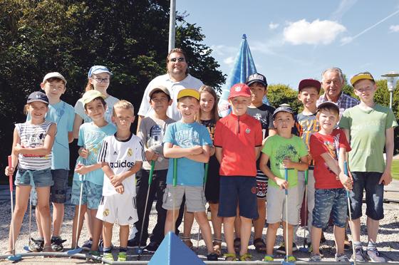 Die 14 Teilnehmer und Stefan Krimmer hatten Spaß beim Minigolf.	Foto: CSU