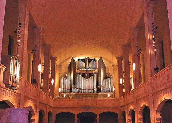 Unter stimmungsvoller Beleuchtung kommen die Orgelklänge besonders zur Geltung  	Foto: Markuskirche