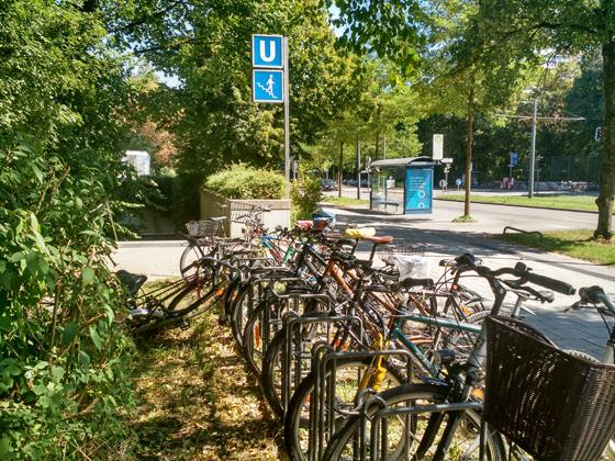 Am U-Bahnhof Arabellapark werden Sommer wie Winter viele Fahrräder abgestellt  leider nicht immer perfekt gesichert.	Foto: ahi