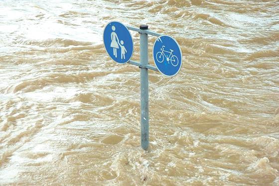 Hochwasser gehört zu den ganz realen Bedrohungslagen in Deutschland. Erst im Juni standen Teil von Simbach am Inn unter Wasser.	Symbolfoto: Hermann