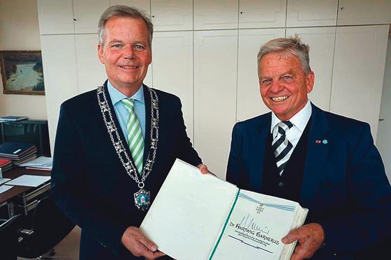 Bürgermeister Jan Neusiedl (l.) und Dr. Hartwig Garnerus (r.) beim Eintrag ins Goldene Buch.	Foto: VA