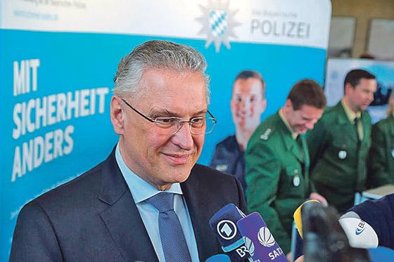 Bayerns Innenminister Joachim Herrmann wirbt für das aktuelle Sicherheitskonzept. 	Foto: BMI