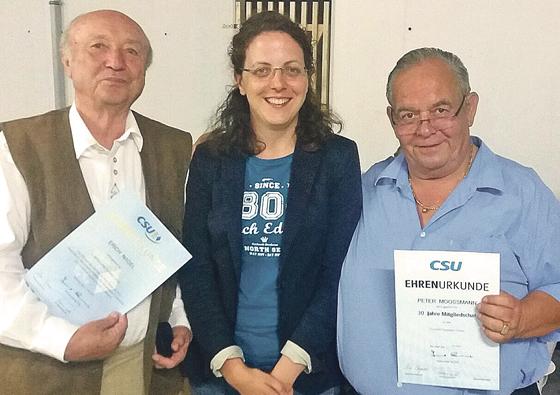 Erich Nagel, Ortsvorsitzende Kathrin Alte und Peter Moossmann (von links).	Foto: CSU