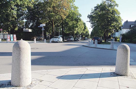 Wenigstens bemalen! Der BA will schönere Straßenabsperrungen in der Säbener Straße.	Foto: HH