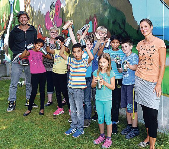 Mauer-Power: Ein großes buntes Kunstwerk haben Kinder und Künstler geschaffen.	Foto: GEWOFAG