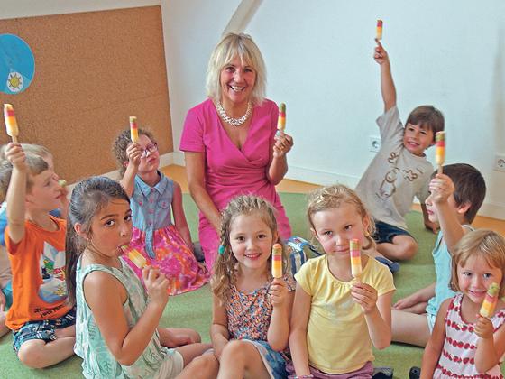 Bürgermeisterin Gabriele Müller genießt gemeinsam mit ihren kleinen  Besuchern ein Eis.	Foto: Gemeinde Haar