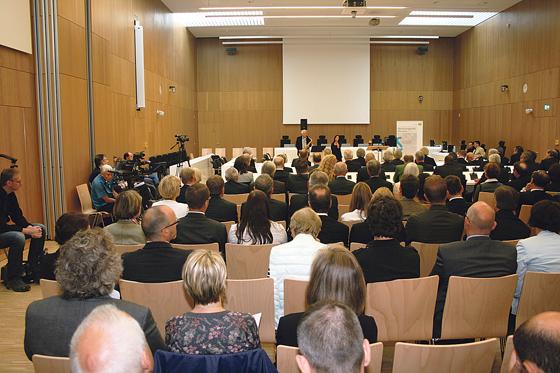 Zur Einweihung des neuen Hochsicherheitssitzungssaals an der JVA Stadelheim waren zahlreiche Gäste gekommen.	Foto: OLG München