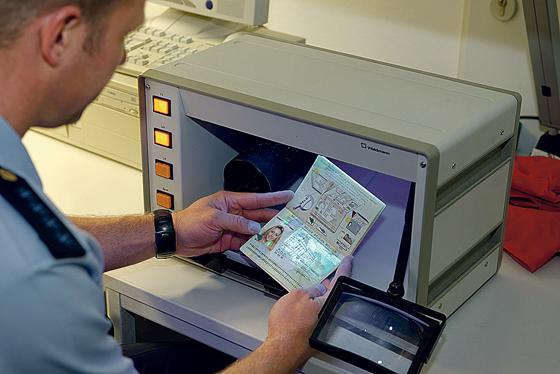 Immer wieder versuchen Passagiere mit gefälschten Dokumenten einzureisen.	Foto: Polizei