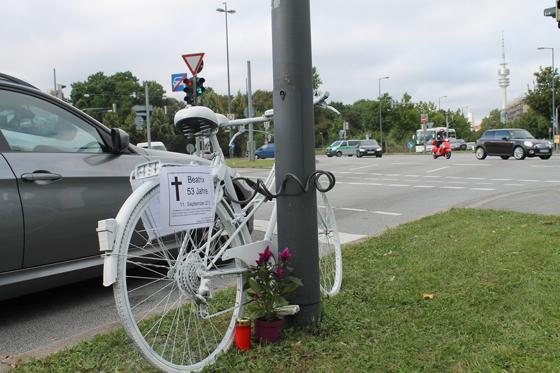 Das Ghostbike steht am Petuelring / Ecke Knorrstraße und soll an die verstorbene Radfahrerin Beatrix erinnern.	Foto: Christine Henze