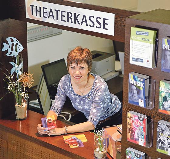 Ulrike Jochem an der Theaterkasse.	Foto: Kultur im Oberbräu